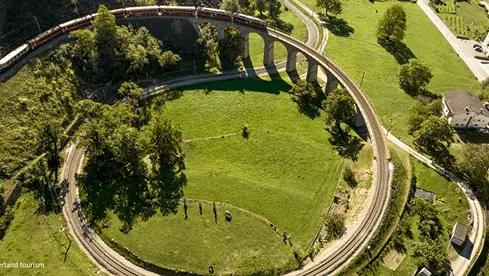 360°布魯西奧迴旋鐵路橋 Brusio Spiral Viaduct