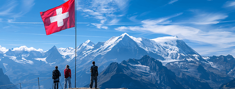 站在瑞士高山稜線遠望阿爾卑斯群峰,象徵瑞士旅遊專賣店的深度旅行精神