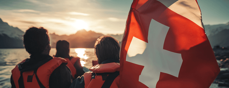 旅人於瑞士湖泊上迎著夕陽前行,象徵瑞士旅遊專賣店的沉浸式旅行體驗